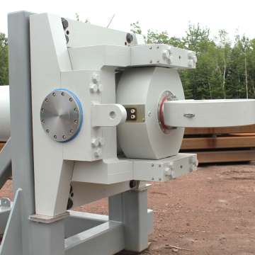 Large ASME hydraulic cylinder and custom gimbal assembly in shipping frame